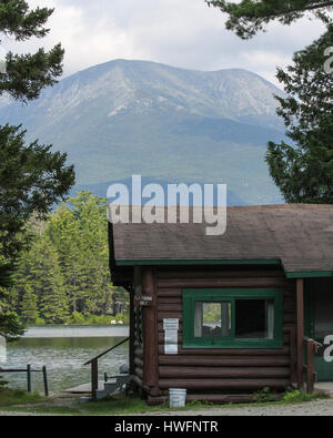 Ein Blick auf Mount Katahdin aus Daicey Teich Campingplatz in Baxter State Park im Baxter State Park Stockfoto