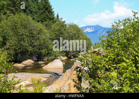 Blick auf Mount Katahdin vom Wanderweg zu kleinen und großen Niagara Falls im Baxter State Park Stockfoto