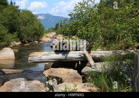 Blick auf Mount Katahdin vom Wanderweg zu kleinen und großen Niagara Falls im Baxter State Park Stockfoto