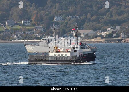 SD Oronsay Köpfe eingehende, Clyde, da HNLMS Makkum (M857) von der niederländischen Marine für Übung Joint Warrior 14-2 fährt. Stockfoto