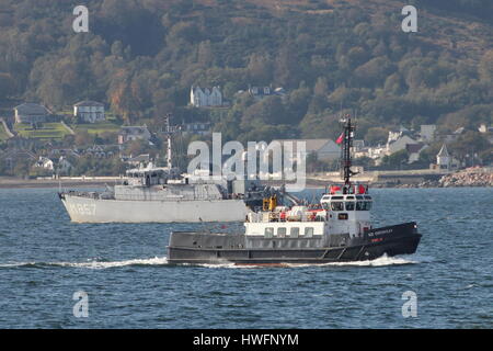 SD Oronsay Köpfe eingehende, Clyde, da HNLMS Makkum (M857) von der niederländischen Marine für Übung Joint Warrior 14-2 fährt. Stockfoto