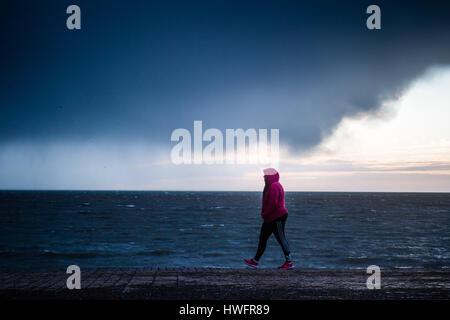 Aberystwyth, Wales, UK. 20. März 2017.  UK-Wetter: Starkregen dunkle Gewitterwolken versammeln sich dramatisch in der Abenddämmerung in Aberystwyth an der Cardigan Bay, West Wales am Ende des Frühlings-Tagundnachtgleiche. Kalten und winterlichen Wettervorhersage für die nächsten 24 Stunden, mit Regen und Schnee erwartet in einigen Bereichen von der Nord-West der Frühlings-Tagundnachtgleiche erhebliche ist, weil die Stunden nach einem langen und dunklen Winter, Tag und Nacht zum ersten Mal dieses Jahr – etwa 12 Stunden ungefähr gleich sind. Bildnachweis: Keith Morris/Alamy Live News Stockfoto