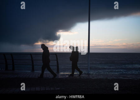 Aberystwyth, Wales, UK. 20. März 2017.  UK-Wetter: Starkregen dunkle Gewitterwolken versammeln sich dramatisch in der Abenddämmerung in Aberystwyth an der Cardigan Bay, West Wales am Ende des Frühlings-Tagundnachtgleiche. Kalten und winterlichen Wettervorhersage für die nächsten 24 Stunden, mit Regen und Schnee erwartet in einigen Bereichen von der Nord-West der Frühlings-Tagundnachtgleiche erhebliche ist, weil die Stunden nach einem langen und dunklen Winter, Tag und Nacht zum ersten Mal dieses Jahr – etwa 12 Stunden ungefähr gleich sind. Bildnachweis: Keith Morris/Alamy Live News Stockfoto