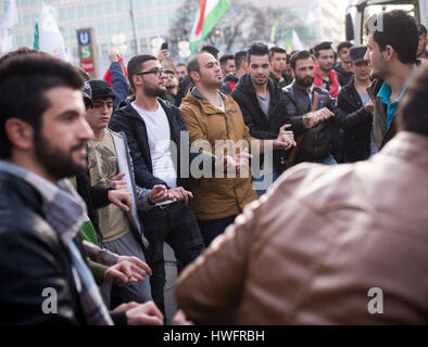 München, Deutschland. 20. März 2017. Kurden tanzen während einer Demonstration in München, Deutschland, 20. März 2017. Die Teilnehmer der Demonstration kritisiert die türkische Regierung, inter Alia. Foto: Alexander Heinl/Dpa/Alamy Live News Stockfoto