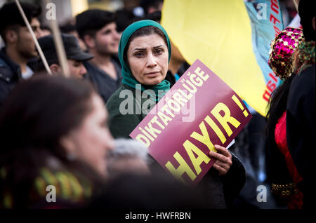 München, Deutschland. 20. März 2017. "Diktatoerluege Hayir! -Keine Diktatur! " (lit.) "Diktator Lüge Hayir - keine Diktatur!" steht auf einem Schild von einer Frau während einer Demonstration in München, Deutschland, 20. März 2017 statt. Die Teilnehmer der Demonstration kritisiert die türkische Regierung, inter Alia. Foto: Alexander Heinl/Dpa/Alamy Live News Stockfoto