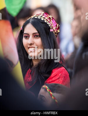 München, Deutschland. 20. März 2017. Eine kurdische Frau in traditioneller Kleidung beteiligt sich an einer Demonstration in München, Deutschland, 20. März 2017. Die Teilnehmer der Demonstration kritisiert die türkische Regierung, inter Alia. Foto: Alexander Heinl/Dpa/Alamy Live News Stockfoto