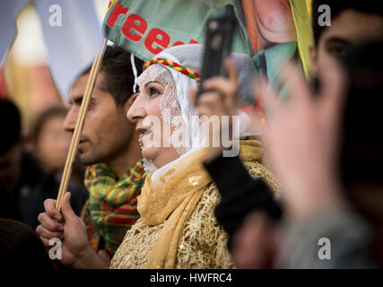 München, Deutschland. 20. März 2017. Eine kurdische Frau in traditioneller Kleidung beteiligt sich an einer Demonstration in München, Deutschland, 20. März 2017. Die Teilnehmer der Demonstration kritisiert die türkische Regierung, inter Alia. Foto: Alexander Heinl/Dpa/Alamy Live News Stockfoto