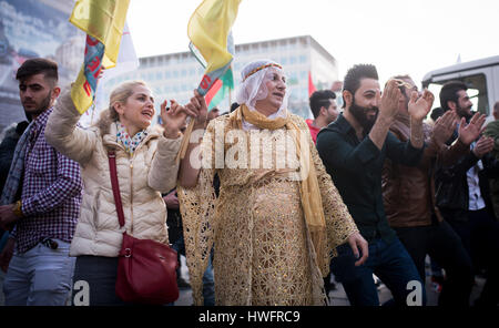 München, Deutschland. 20. März 2017. Kurden tanzen während einer Demonstration in München, Deutschland, 20. März 2017. Die Teilnehmer der Demonstration kritisiert die türkische Regierung, inter Alia. Foto: Alexander Heinl/Dpa/Alamy Live News Stockfoto