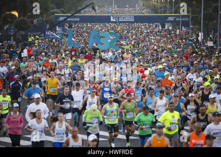 Los Angeles, CA, USA. 19. März 2017. Läufer starten beim 32. jährlichen Los Angeles Marathon im Dodger Stadium am Sonntagmorgen, 19. März 2017 in Los Angeles, Kalifornien. Die 26,2 Meilen '' Stadion to the Sea'' Route im Dodger Stadium beginnt und endet am Ozean und California Avenue in Santa Monica. © 2017 Patrick T. Fallon Credit: Patrick Fallon/ZUMA Draht/Alamy Live-Nachrichten Stockfoto