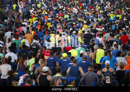 Los Angeles, CA, USA. 19. März 2017. Läufer starten beim 32. jährlichen Los Angeles Marathon im Dodger Stadium am Sonntagmorgen, 19. März 2017 in Los Angeles, Kalifornien. Die 26,2 Meilen '' Stadion to the Sea'' Route im Dodger Stadium beginnt und endet am Ozean und California Avenue in Santa Monica. © 2017 Patrick T. Fallon Credit: Patrick Fallon/ZUMA Draht/Alamy Live-Nachrichten Stockfoto