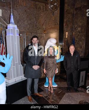 New York, NY, USA. 20. März 2017. Joe Manganiello, Demi Lovato, Kelly Asbury bei einem öffentlichen Auftritt für Stars von SCHLÜMPFE: THE LOST VILLAGE feiern International Day of Happiness zur Unterstützung nachhaltiger Entwicklungsziele der Vereinten Nationen, Empire State Building, New York, NY 20. März 2017. Bildnachweis: RCF/Everett Collection/Alamy Live-Nachrichten Stockfoto