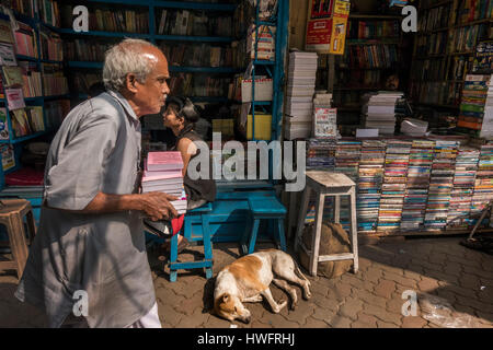 (170320)--Kalkutta (Indien), 20. März 2017 (Xinhua)--ein indischer Mann trägt Bücher bei einem Buch Markt an der College Street in Kalkutta, Hauptstadt des östlichen indischen Bundesstaat Westbengalen, am 20. März 2017. (Xinhua/Tumpa Mondal) Stockfoto