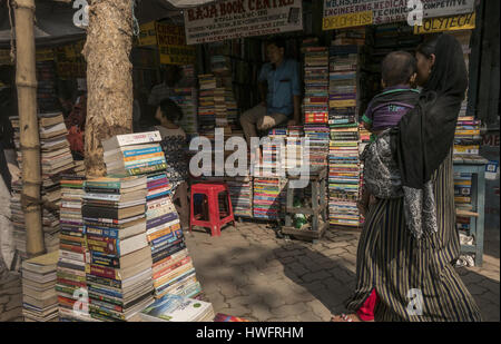 (170320)--geht Kalkutta (Indien), 20. März 2017 (Xinhua)--eine indische Frau vorbei an einer Buchhandlung an der College Street in Kalkutta, Hauptstadt des östlichen indischen Bundesstaat Westbengalen, am 20. März 2017. (Xinhua/Tumpa Mondal) Stockfoto