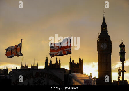 London, UK.  20. März 2017.  Eine Union Jack-George Fahne flattern im Wind bei Sonnenuntergang hinter The Houses of Parliament in Westminster, am Tag der Frühlings-Tagundnachtgleiche und der Tag, an dem Theresa kann, Herr Ministerpräsident, gab bekannt, dass 29 März wäre der Tag, an dem der UK Artikel 50 um die Europäische Union verlassen auslösen würde. Bildnachweis: Stephen Chung / Alamy Live News Stockfoto