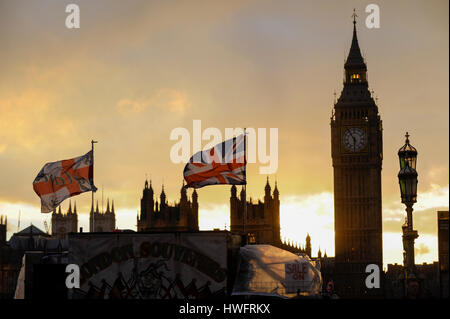 London, UK.  20. März 2017.  Eine Union Jack-George Fahne flattern im Wind bei Sonnenuntergang hinter The Houses of Parliament in Westminster, am Tag der Frühlings-Tagundnachtgleiche und der Tag, an dem Theresa kann, Herr Ministerpräsident, gab bekannt, dass 29 März wäre der Tag, an dem der UK Artikel 50 um die Europäische Union verlassen auslösen würde. Bildnachweis: Stephen Chung / Alamy Live News Stockfoto