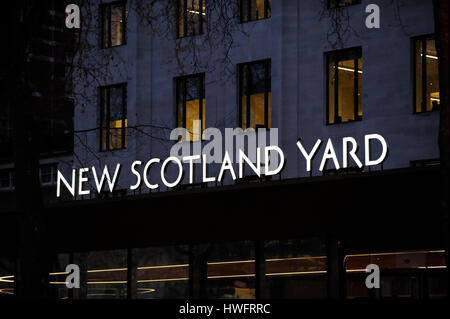 London, UK.  21. März 2017.  Die Heimat des Metropolitan Police Service ist bei 4 Whitehall Place am Ufer sehen.  Die letzten Umzug umfasste die Installation des berühmten rotierenden Zeichens, entworfen von dem Künstler Edward Wright. Bildnachweis: Stephen Chung / Alamy Live News Stockfoto