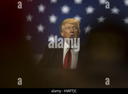 Louisville, Kentucky, USA. 20. März 2017. US-Präsident Donald Trump befasst sich eine Menschenmenge an der Kentucky Exposition Center in Louisville, Kentucky, 20. März 2017. Bildnachweis: Bryan Woolston/ZUMA Draht/Alamy Live-Nachrichten Stockfoto