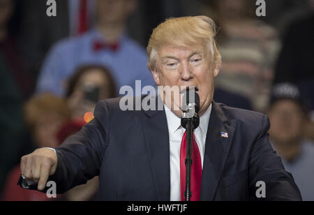 Louisville, Kentucky, USA. 20. März 2017. US-Präsident Donald Trump befasst sich eine Menschenmenge an der Kentucky Exposition Center in Louisville, Kentucky, 20. März 2017. Bildnachweis: Bryan Woolston/ZUMA Draht/Alamy Live-Nachrichten Stockfoto