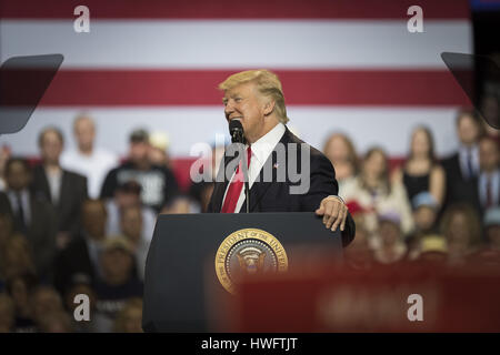 Louisville, Kentucky, USA. 20. März 2017. US-Präsident Donald Trump befasst sich eine Menschenmenge an der Kentucky Exposition Center in Louisville, Kentucky, 20. März 2017. Bildnachweis: Bryan Woolston/ZUMA Draht/Alamy Live-Nachrichten Stockfoto