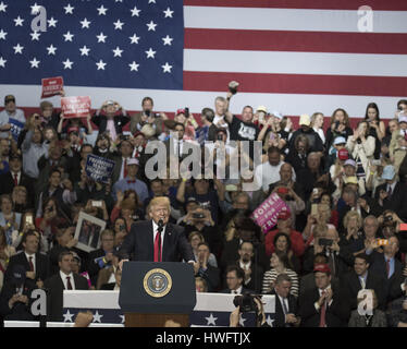 Louisville, Kentucky, USA. 20. März 2017. US-Präsident Donald Trump befasst sich eine Menschenmenge an der Kentucky Exposition Center in Louisville, Kentucky, 20. März 2017. Bildnachweis: Bryan Woolston/ZUMA Draht/Alamy Live-Nachrichten Stockfoto