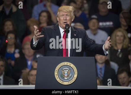 Louisville, Kentucky, USA. 20. März 2017. US-Präsident Donald Trump befasst sich eine Menschenmenge an der Kentucky Exposition Center in Louisville, Kentucky, 20. März 2017. Bildnachweis: Bryan Woolston/ZUMA Draht/Alamy Live-Nachrichten Stockfoto