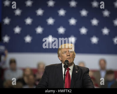 Louisville, Kentucky, USA. 20. März 2017. US-Präsident Donald Trump befasst sich eine Menschenmenge an der Kentucky Exposition Center in Louisville, Kentucky, 20. März 2017. Bildnachweis: Bryan Woolston/ZUMA Draht/Alamy Live-Nachrichten Stockfoto