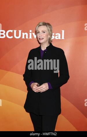 Beverly Hills, CA. 20. März 2017. Jane Lynch im Ankunftsbereich für 2017 NBC Universal Press Sommertag, The Beverly Hilton Hotel, Beverly Hills, CA 20. März 2017. Bildnachweis: Priscilla Grant/Everett Collection/Alamy Live-Nachrichten Stockfoto