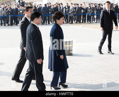 Seoul, Südkorea. 21. März 2017. Gestürzten südkoreanischen Präsidenten Park Geun-Hye kommt bei der Staatsanwaltschaft in Seoul, Südkorea, 21. März 2017. Park Geun-Hye erschien Dienstag der Staatsanwaltschaft über einen Korruptionsskandal in Frage gestellt werden, die zu ihrer Anklage Anfang dieses Monats geführt. Bildnachweis: Lee Sang-ho/Xinhua/Alamy Live-Nachrichten Stockfoto