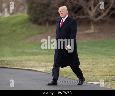 Washington, USA. 20. März 2017. US-Präsident Donald J. Trump fährt im Weißen Haus in Washington, DC, um an eine Kundgebung in Louisville, Kentucky, 20. März 2017 teilzunehmen. Bildnachweis: MediaPunch Inc/Alamy Live-Nachrichten Stockfoto