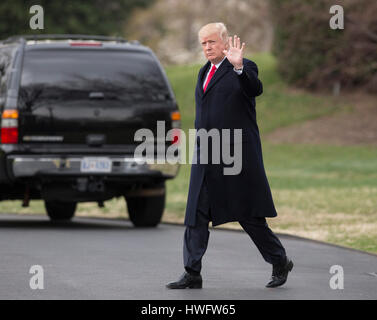 Washington, USA. 20. März 2017. Vereinigte Staaten Präsident Donald J. Trump Wellen an die Presse, als er das Weiße Haus in Washington, DC zu eine Kundgebung in Louisville, Kentucky, 20. März 2017 besuchen fährt. Bildnachweis: MediaPunch Inc/Alamy Live-Nachrichten Stockfoto