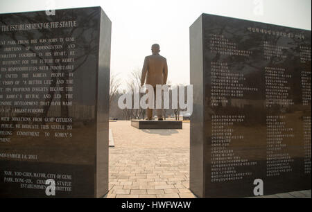 Geburtsort von Park Chung-Hee, 18. März 2017: die Statue des späten südkoreanischen Präsidenten Park Chung-Hee man an seinem Geburtshaus in Gumi, ca. 201 km (125 Meilen) Südosten von Seoul, Südkorea sieht. Park Chung-Hee ist ehemaliger militärischer Diktator, übernahm die Macht in einem Militärputsch im Jahr 1961 und regierte von Südkorea bis zu seiner Ermordung im Jahr 1979. Des verstorbenen südkoreanischen Präsidenten war Leutnant in der kaiserlich japanischen Armee während der Kolonialherrschaft Japans in Korea und wurde weit kritisiert, wenn er viele pro-Demokratie-Aktivisten während seiner 18-Jahr-Machtergreifung für "Modernisierung" des Landes inhaftiert. Park Stockfoto