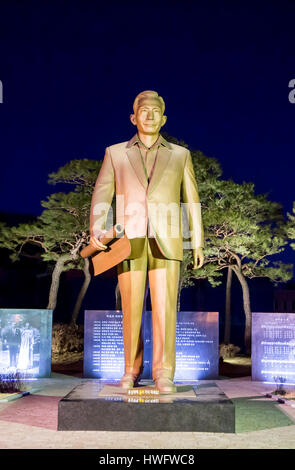 Geburtsort von Park Chung-Hee, 18. März 2017: die Statue des späten südkoreanischen Präsidenten Park Chung-Hee man an seinem Geburtshaus in Gumi, ca. 201 km (125 Meilen) Südosten von Seoul, Südkorea sieht. Park Chung-Hee ist ehemaliger militärischer Diktator, übernahm die Macht in einem Militärputsch im Jahr 1961 und regierte von Südkorea bis zu seiner Ermordung im Jahr 1979. Des verstorbenen südkoreanischen Präsidenten war Leutnant in der kaiserlich japanischen Armee während der Kolonialherrschaft Japans in Korea und wurde weit kritisiert, wenn er viele pro-Demokratie-Aktivisten während seiner 18-Jahr-Machtergreifung für "Modernisierung" des Landes inhaftiert. Park Stockfoto