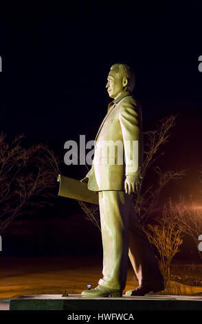 Geburtsort von Park Chung-Hee, 18. März 2017: die Statue des späten südkoreanischen Präsidenten Park Chung-Hee man an seinem Geburtshaus in Gumi, ca. 201 km (125 Meilen) Südosten von Seoul, Südkorea sieht. Park Chung-Hee ist ehemaliger militärischer Diktator, übernahm die Macht in einem Militärputsch im Jahr 1961 und regierte von Südkorea bis zu seiner Ermordung im Jahr 1979. Des verstorbenen südkoreanischen Präsidenten war Leutnant in der kaiserlich japanischen Armee während der Kolonialherrschaft Japans in Korea und wurde weit kritisiert, wenn er viele pro-Demokratie-Aktivisten während seiner 18-Jahr-Machtergreifung für "Modernisierung" des Landes inhaftiert. Park Stockfoto