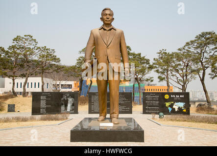 Geburtsort von Park Chung-Hee, 18. März 2017: die Statue des späten südkoreanischen Präsidenten Park Chung-Hee man an seinem Geburtshaus in Gumi, ca. 201 km (125 Meilen) Südosten von Seoul, Südkorea sieht. Park Chung-Hee ist ehemaliger militärischer Diktator, übernahm die Macht in einem Militärputsch im Jahr 1961 und regierte von Südkorea bis zu seiner Ermordung im Jahr 1979. Des verstorbenen südkoreanischen Präsidenten war Leutnant in der kaiserlich japanischen Armee während der Kolonialherrschaft Japans in Korea und wurde weit kritisiert, wenn er viele pro-Demokratie-Aktivisten während seiner 18-Jahr-Machtergreifung für "Modernisierung" des Landes inhaftiert. Park Stockfoto