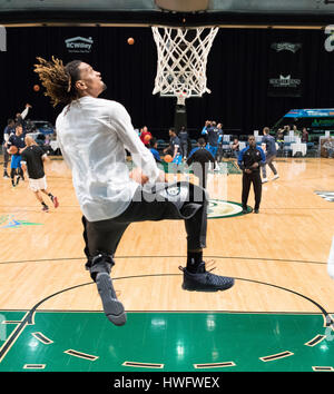 Reno, Nevada, USA. 20. März 2017. Reno Bighorn Guard CAM GRIFFIN (17) Dunks während pregame Poloshirt des Basketball NBA D-League-Spiels zwischen dem Reno Dickhornschafe und die Texas Legends Reno Events Center in Reno, Nevada. Bildnachweis: Jeff Mulvihill/ZUMA Draht/Alamy Live-Nachrichten Stockfoto