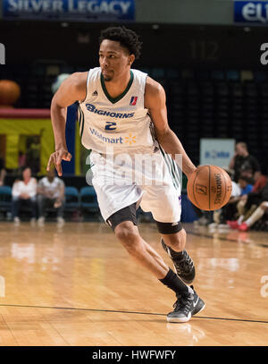 Reno, Nevada, USA. 20. März 2017. Reno Bighorn Guard LUIS MONTERO (2) während der NBA D-League Basketball-Spiel zwischen den Reno Dickhornschafe und die Texas Legends Reno Events Center in Reno, Nevada. Bildnachweis: Jeff Mulvihill/ZUMA Draht/Alamy Live-Nachrichten Stockfoto