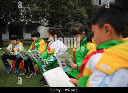 Jishou, China. 21. März 2017. Kinder versammeln sich um Kinderlied singen an einer Grundschule in Jishou, Zentral-China Provinz Hunan, 21. März, feiert den Welttag Kinderreim. Bildnachweis: SIPA Asien/ZUMA Draht/Alamy Live-Nachrichten Stockfoto