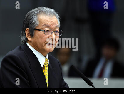 Tokio, Japan. 19. März 2017. Ehemalige Tokio Vice gov Takeo Hamauzu geht in den Versammlungsraum, als unsworn Zeuge vor einem speziellen Brett der Anfrage der Tokyo Metropolitan Assembly in der City Hall in Tokio auf Sonntag, 19. März 2017 auszusagen. Das Montage-Panel ist in die abgehängte Verlagerung von Tokios Wahrzeichen Großhandel Fischmarkt Tsukiji an einen neuen Standort im Bereich aufgearbeiteten in Toyosu suchen. Hamauzu spielte eine Schlüsselrolle in der Mühe heimgesuchten Umzug Plan unter ehemaligen Tokyo Gouverneur Shintaro Ishihara, geplant ist, um am Montag zu bezeugen. Bildnachweis: Natsuki Sakai/AFLO/Alamy Live-Nachrichten Stockfoto