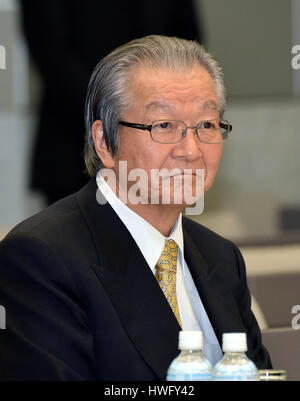 Tokio, Japan. 19. März 2017. Ehemalige Tokio Vice gov Takeo Hamauzu geht in den Versammlungsraum, als unsworn Zeuge vor einem speziellen Brett der Anfrage der Tokyo Metropolitan Assembly in der City Hall in Tokio auf Sonntag, 19. März 2017 auszusagen. Das Montage-Panel ist in die abgehängte Verlagerung von Tokios Wahrzeichen Großhandel Fischmarkt Tsukiji an einen neuen Standort im Bereich aufgearbeiteten in Toyosu suchen. Hamauzu spielte eine Schlüsselrolle in der Mühe heimgesuchten Umzug Plan unter ehemaligen Tokyo Gouverneur Shintaro Ishihara, geplant ist, um am Montag zu bezeugen. Bildnachweis: Natsuki Sakai/AFLO/Alamy Live-Nachrichten Stockfoto