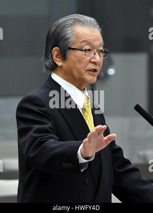 Tokio, Japan. 19. März 2017. Ehemalige Tokio Vice gov Takeo Hamauzu geht in den Versammlungsraum, als unsworn Zeuge vor einem speziellen Brett der Anfrage der Tokyo Metropolitan Assembly in der City Hall in Tokio auf Sonntag, 19. März 2017 auszusagen. Das Montage-Panel ist in die abgehängte Verlagerung von Tokios Wahrzeichen Großhandel Fischmarkt Tsukiji an einen neuen Standort im Bereich aufgearbeiteten in Toyosu suchen. Hamauzu spielte eine Schlüsselrolle in der Mühe heimgesuchten Umzug Plan unter ehemaligen Tokyo Gouverneur Shintaro Ishihara, geplant ist, um am Montag zu bezeugen. Bildnachweis: Natsuki Sakai/AFLO/Alamy Live-Nachrichten Stockfoto