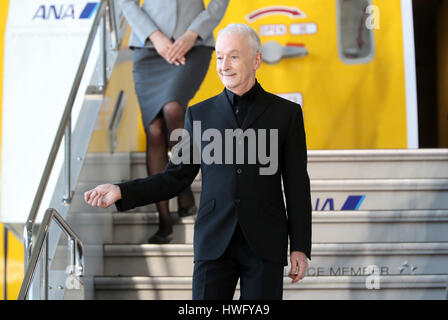 Tokio, Japan. 20. März 2017. US-Film StarWars C-3PO Darsteller Anthony Daniels lächelt mit C-3PO und R2-D2 Roboter, als er eine Präsentation von All Nippon Airways (ANA) C-3PO Jetliner auf einem Kleiderbügel von ANA am Flughafen Tokio Haneda auf Montag, 20. März 2017 besucht. C-3PO entwickelt Boeing 777-200 Jet startet Inlandsflug Dienst vom März 21. Kredite: Yoshio Tsunoda/AFLO/Alamy Live-Nachrichten Stockfoto