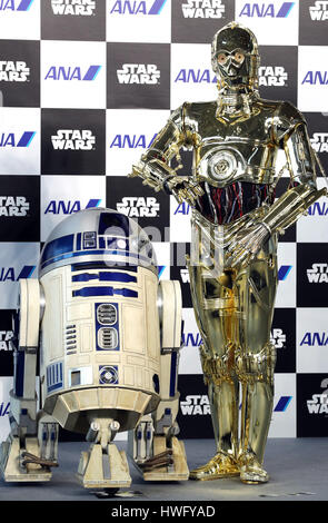 Tokio, Japan. 20. März 2017. US-Film StarWars Roboter C-3PO und R2-D2 einen Vortrag von All Nippon Airways (ANA) C-3PO Jetliner auf einem Kleiderbügel von ANA am Flughafen Tokio Haneda auf Montag, 20. März 2017 zu besuchen. C-3PO entwickelt Boeing 777-200 Jet startet Inlandsflug Dienst vom März 21. Kredite: Yoshio Tsunoda/AFLO/Alamy Live-Nachrichten Stockfoto