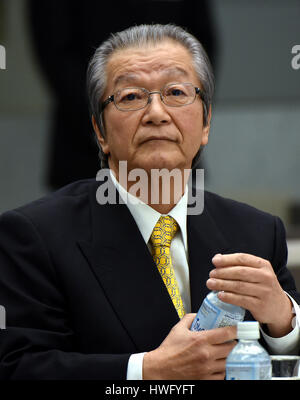 19. März 2017, Tokyo, Japan - betritt ehemalige Tokio Vice gov Takeo Hamauzu den Versammlungsraum, als unsworn Zeuge vor einem speziellen Brett der Anfrage der Tokyo Metropolitan Assembly in der City Hall in Tokio auf Sonntag, 19. März 2017 auszusagen. Das Montage-Panel ist in die abgehängte Verlagerung von Tokios Wahrzeichen Großhandel Fischmarkt Tsukiji an einen neuen Standort im Bereich aufgearbeiteten in Toyosu suchen. Hamauzu spielte eine Schlüsselrolle in der Mühe heimgesuchten Umzug Plan unter ehemaligen Tokyo Gouverneur Shintaro Ishihara, geplant ist, um am Montag zu bezeugen. (Foto von Natsuki Sakai/AFLO) Stockfoto