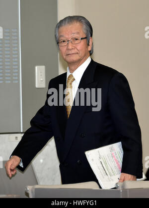 19. März 2017, Tokyo, Japan - betritt ehemalige Tokio Vice gov Takeo Hamauzu den Versammlungsraum, als unsworn Zeuge vor einem speziellen Brett der Anfrage der Tokyo Metropolitan Assembly in der City Hall in Tokio auf Sonntag, 19. März 2017 auszusagen. Das Montage-Panel ist in die abgehängte Verlagerung von Tokios Wahrzeichen Großhandel Fischmarkt Tsukiji an einen neuen Standort im Bereich aufgearbeiteten in Toyosu suchen. Hamauzu spielte eine Schlüsselrolle in der Mühe heimgesuchten Umzug Plan unter ehemaligen Tokyo Gouverneur Shintaro Ishihara, geplant ist, um am Montag zu bezeugen. (Foto von Natsuki Sakai/AFLO) Stockfoto