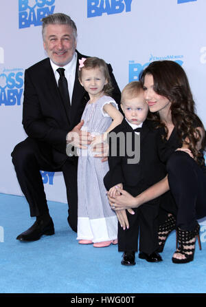 New York, USA. 20. März 2017. Alec Baldwin, Carmen Gabriela Baldwin, Rafael Thomas Baldwin, Hilaria Baldwin, besucht DreamWorks präsentiert Premiere von The Boss Baby bei AMC Loews Lincoln Square in New York 20. März 2017. Bildnachweis: MediaPunch Inc/Alamy Live-Nachrichten Stockfoto