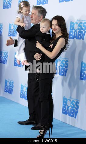 New York, USA. 20. März 2017. Carmen Gabriela Baldwin, Alec Baldwin, Rafael Thomas Baldwin, Hilaria Baldwin, besucht DreamWorks präsentiert Premiere von The Boss Baby bei AMC Loews Lincoln Square in New York 20. März 2017. Bildnachweis: MediaPunch Inc/Alamy Live-Nachrichten Stockfoto