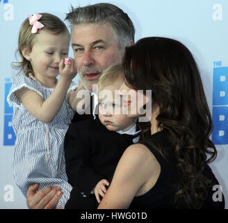 New York, USA. 20. März 2017. Carmen Gabriela Baldwin, Alec Baldwin, Rafael Thomas Baldwin und Hilaria Baldwin, besucht DreamWorks präsentiert Premiere von The Boss Baby bei AMC Loews Lincoln Square in New York 20. März 2017. Bildnachweis: MediaPunch Inc/Alamy Live-Nachrichten Stockfoto