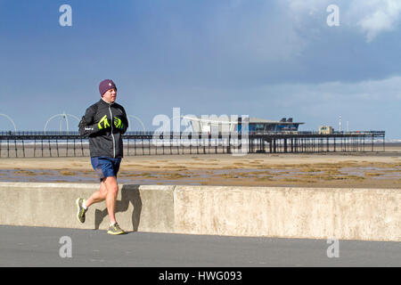 Southport, Merseyside. Großbritannien Wetter. 21. März 2017. Blauer Himmel und Frühling Sonnenschein über Southport in Merseyside heute als Leiter der Menschen, das Meer, die Sonne genießen. Bildnachweis: Cernan Elias/Alamy Live-Nachrichten Stockfoto