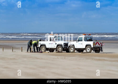 Southport, Merseyside. Großbritannien Wetter. 21. März 2017. Blauer Himmel und Sonnenschein über Southport in Merseyside heute, Feder, wie Rangers Holzpfosten Hindernisse installieren für den Strand, Parkplatz in der Vorbereitung für die Sommersaison zu markieren. Bildnachweis: Cernan Elias/Alamy Live-Nachrichten Stockfoto