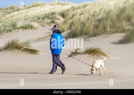 Southport, Merseyside. Großbritannien Wetter. 21. März 2017. Blauer Himmel und Frühling Sonnenschein über Southport in Merseyside heute als Leiter der Menschen, das Meer, die Sonne genießen. Bildnachweis: Cernan Elias/Alamy Live-Nachrichten Stockfoto